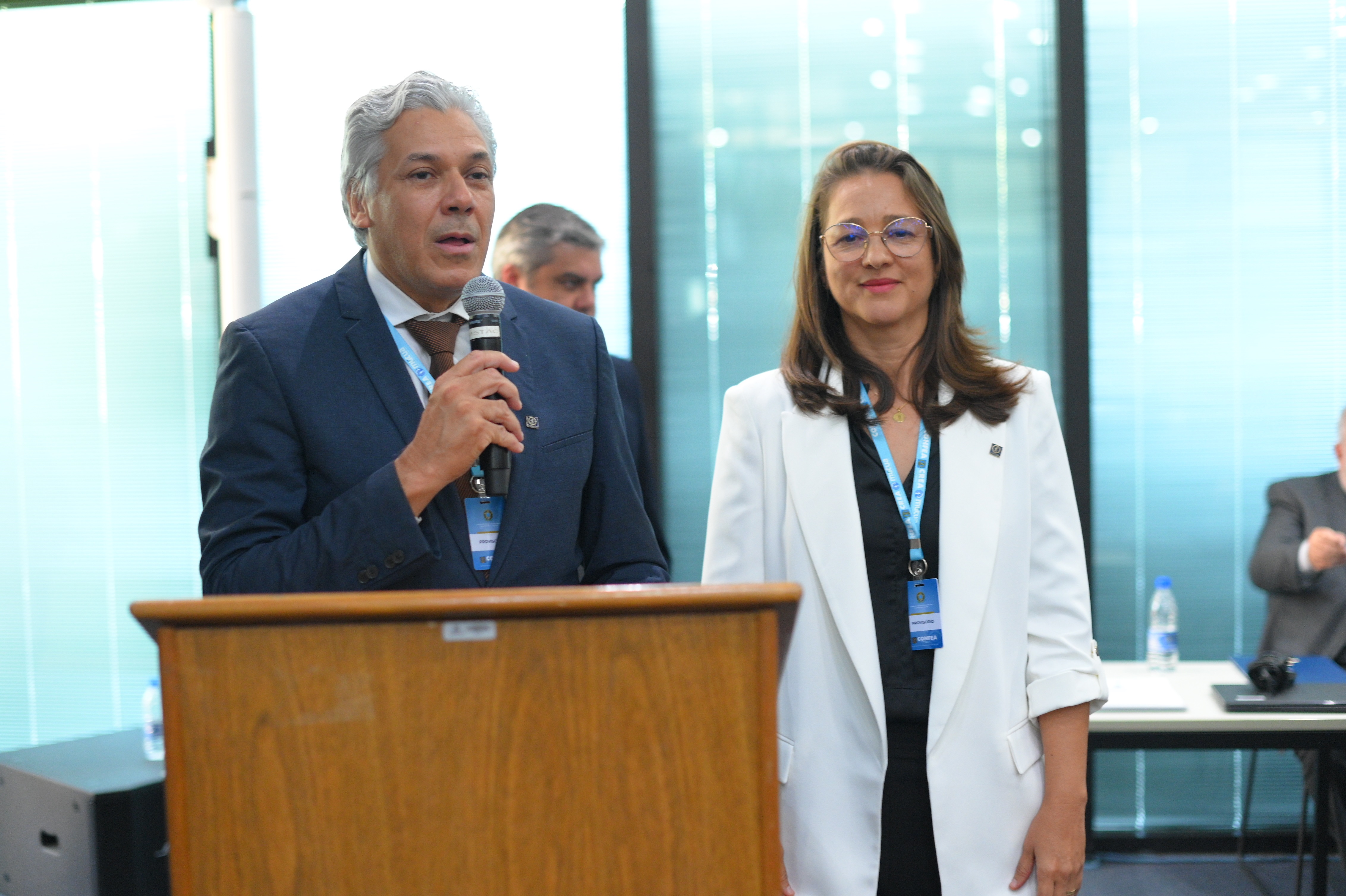 Conselheiros Nielsen Christianni e Luisa Peruniz durante suas posses em dezembro