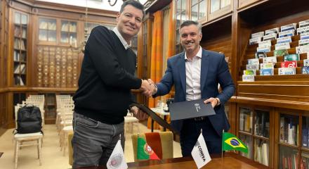 Bastonário Fernando Santos e presidente Vinicius Marchese após a assinatura da consolidação do Termo de Reciprocidade Profissional