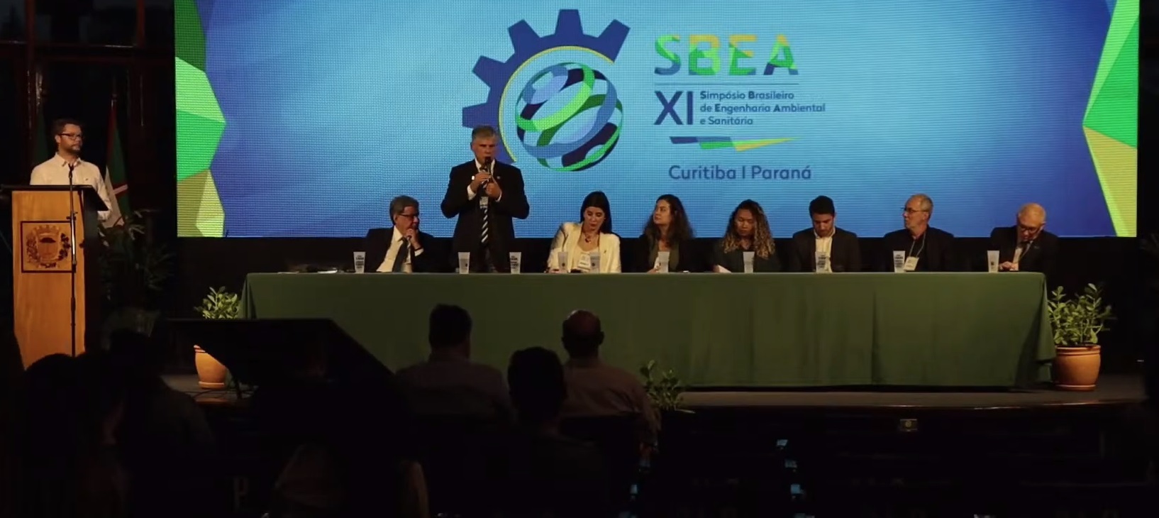 Mesa de abertura: presidente da Mútua, Francisco Almeida; conselheiro federal Luiz Lucchesi; presidente do Crea-RS, Nanci Walter; secretário do Desenvolvimento Sustentável e do Turismo do Paraná, Everton Souza; representante da Apemeta, Raquel Veríssimo; presidente em exercício da Fneas, Tatiana Pinheiro; presidente da Apeam, Luiz Guilherme Vieira; superintendente de Controle Ambiental da Secretaria Municipal de Meio Ambiente de Curitiba, Marcos Elias Traad, e presidente do Crea-PR, Ricardo Rocha