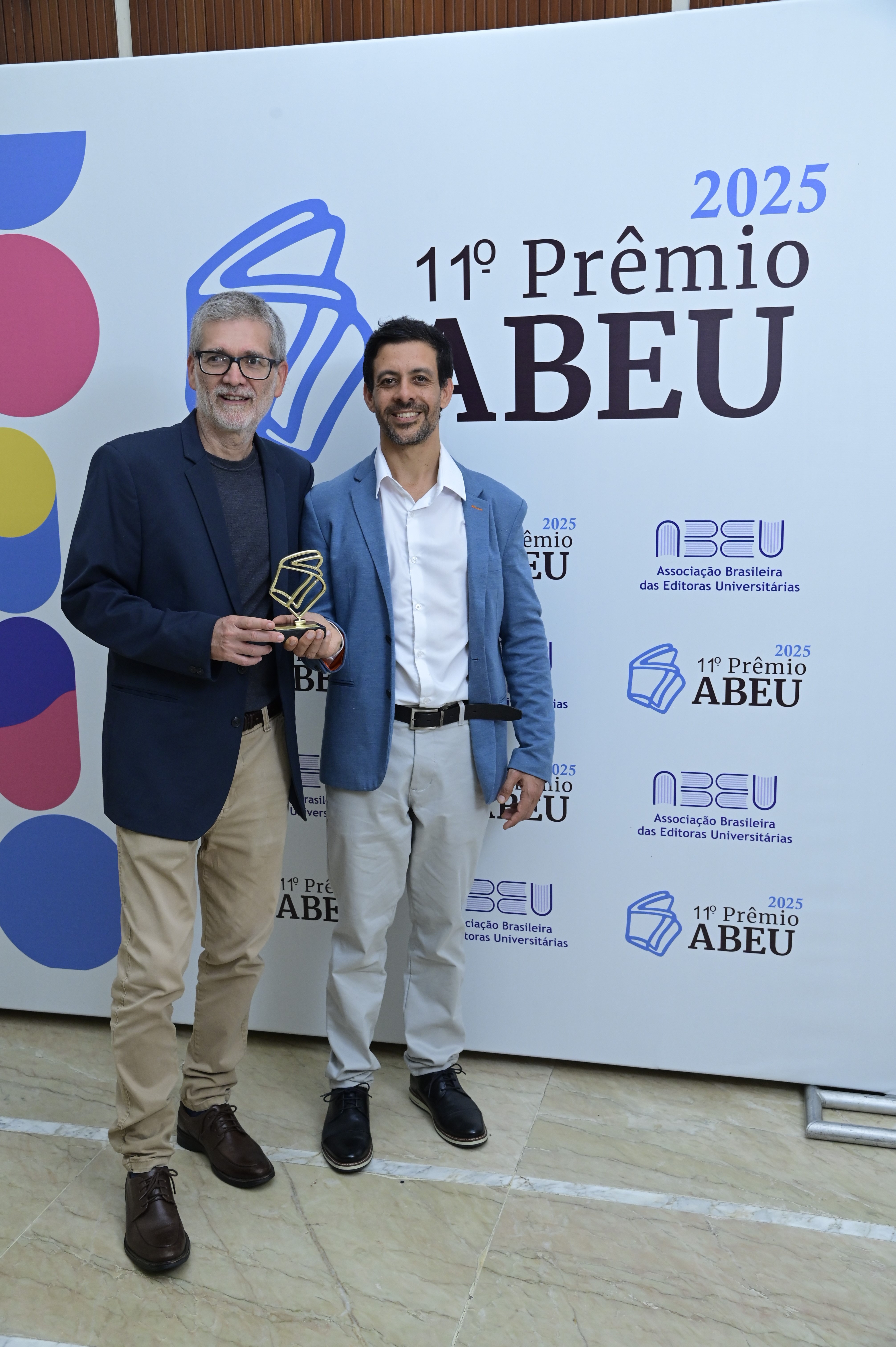 Paulo Moruzzi ao lado do biólogo Fábio Frattini Marchetti, com quem divide a obra