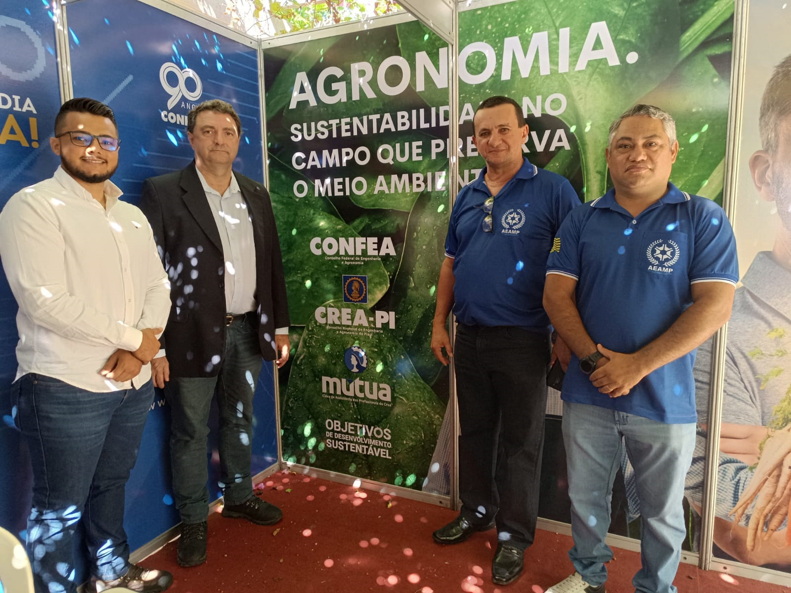 Lideranças no estande do Confea