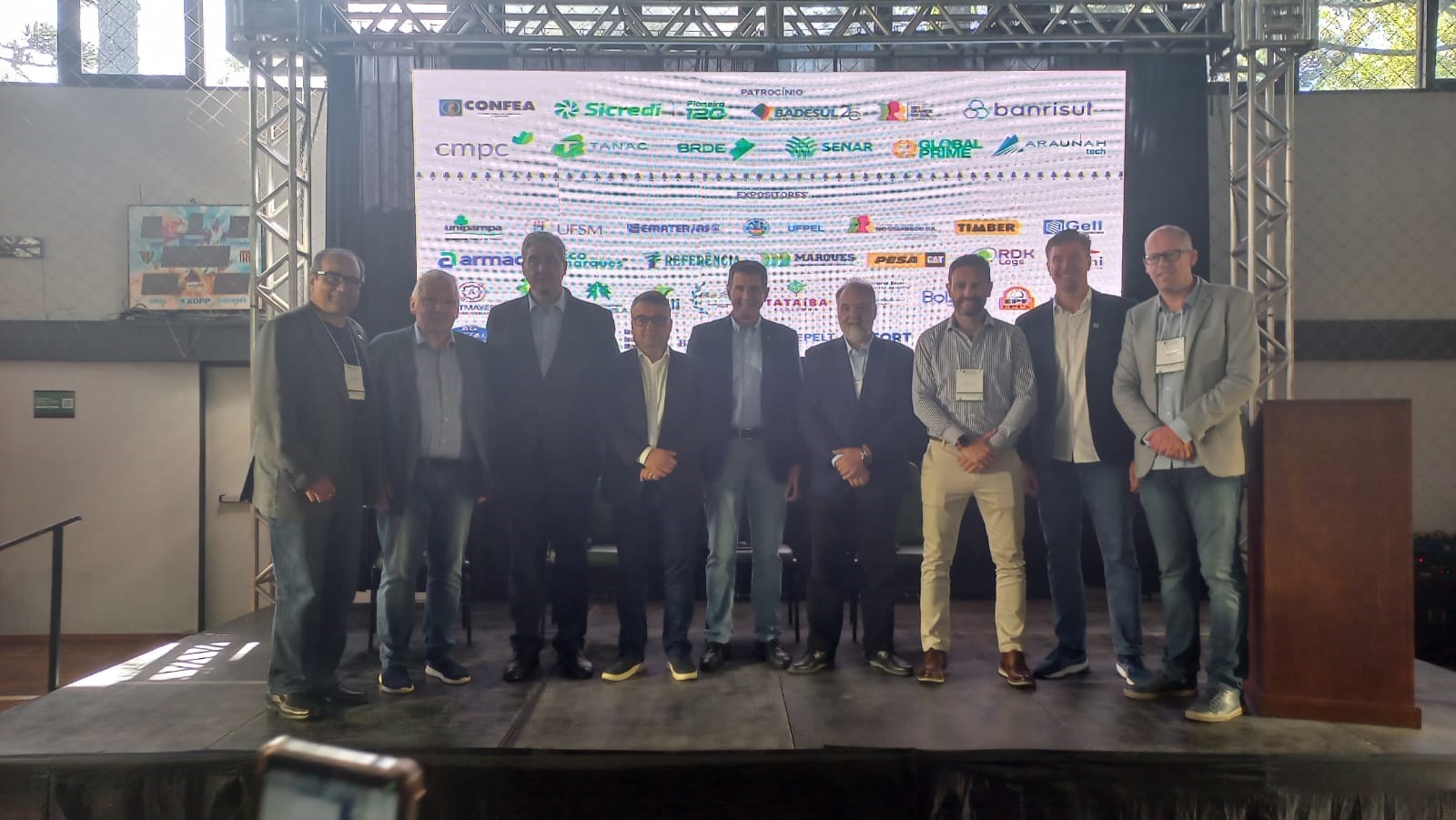 Organizador do Seminário ao lado de lideranças políticas do Rio Grande do Sul