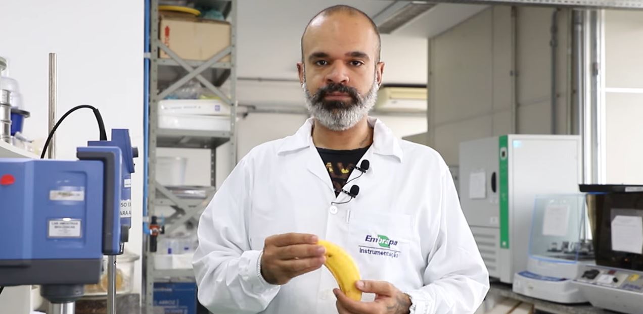 biofilme-casca-banana-pesquisador.jpg