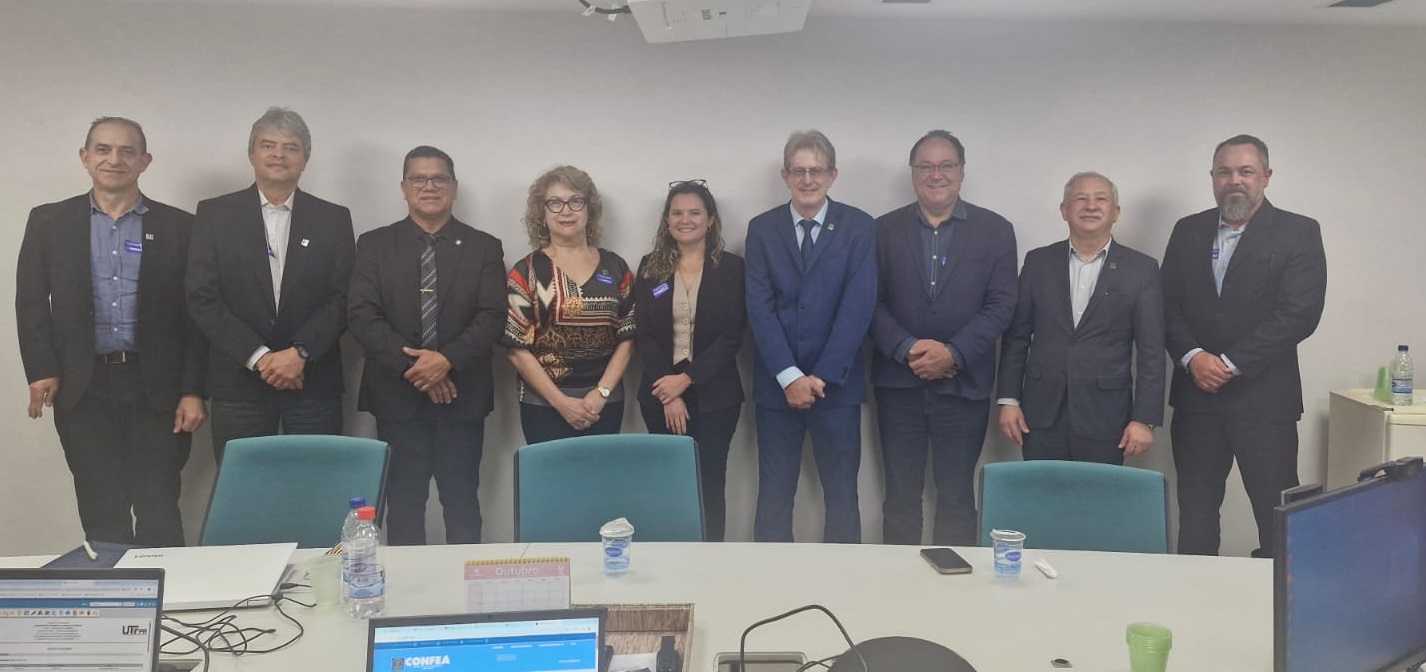 Representantes do CFT e Comissão Temática de Harmonização Interconselhos reunida no Confea em busca da construção de resolução conjunta
