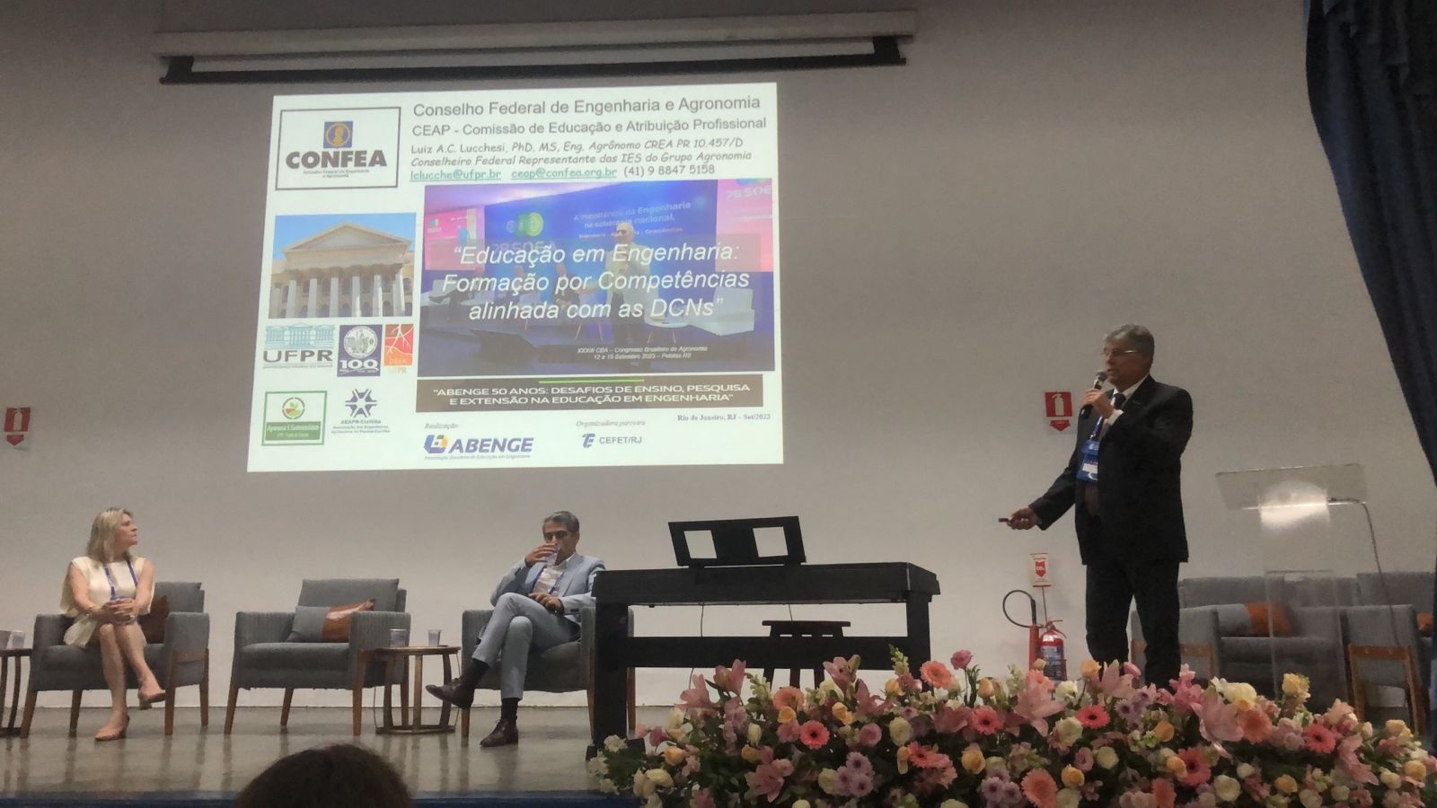 Professor Luiz Lucchesi em apresentação durante o Cobenge