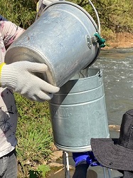 Plástico no rio