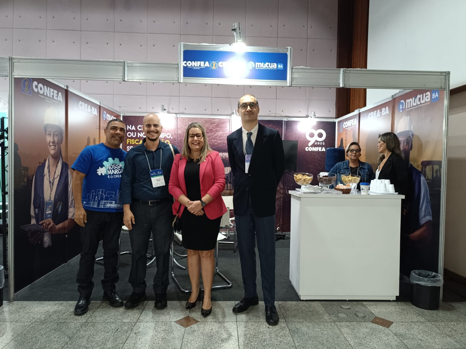 Autoridades do Crea-BA no estande do Confea