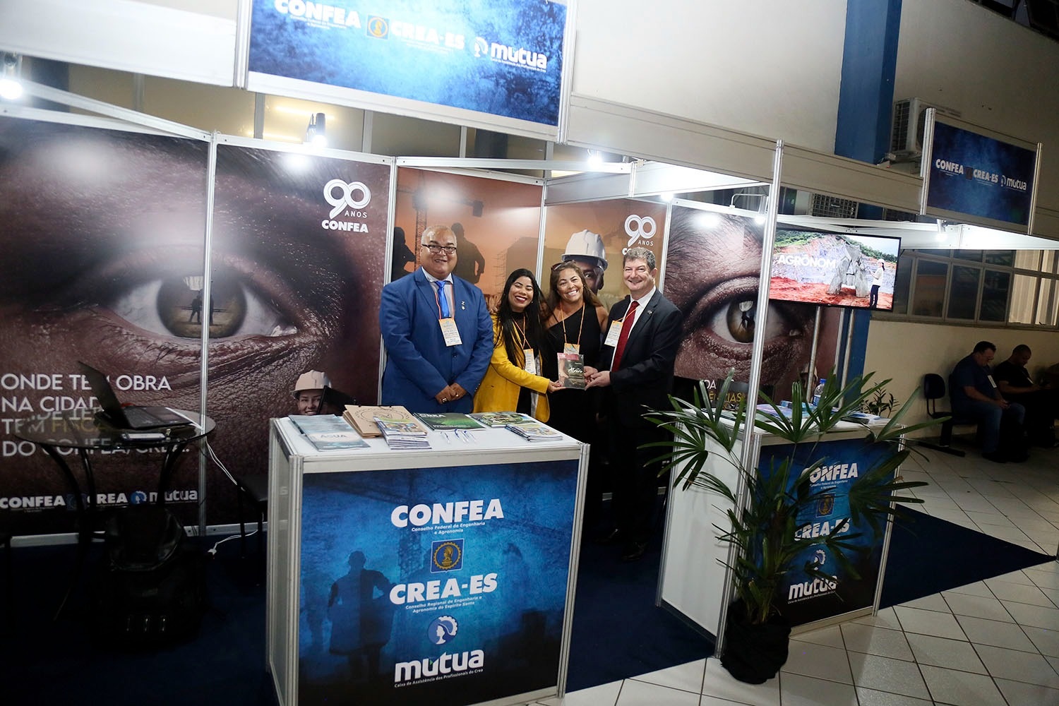 Conselheiro federal eng. eletric. Genílson Pavão, engenheira mecânica Ingrid Pires e presidente em exercício do Confea no lançamento do livro da autora
