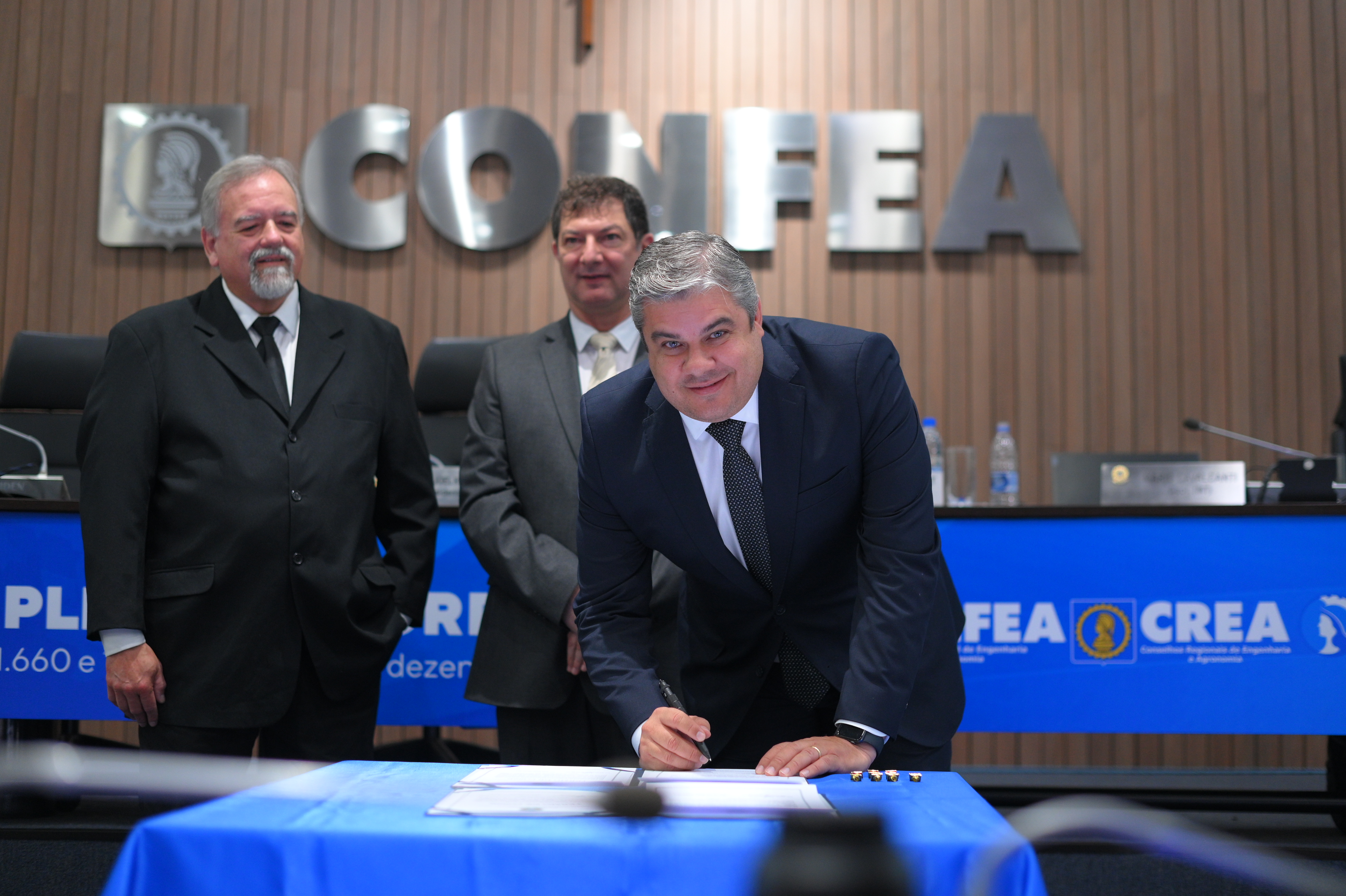 daniel-robles-ronaldo-figueira-posse.jpg