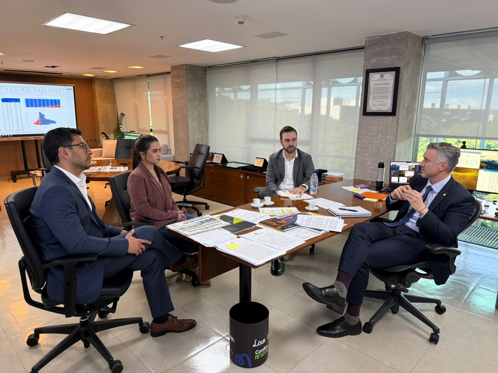 Presidente Vinicius Marchese recebe os encarregados de dados Rafhael Camargo e Sarah Langamer e ainda o controlador do Confea, Marcus Ferron: novos passos para a proteção de dados do Sistema