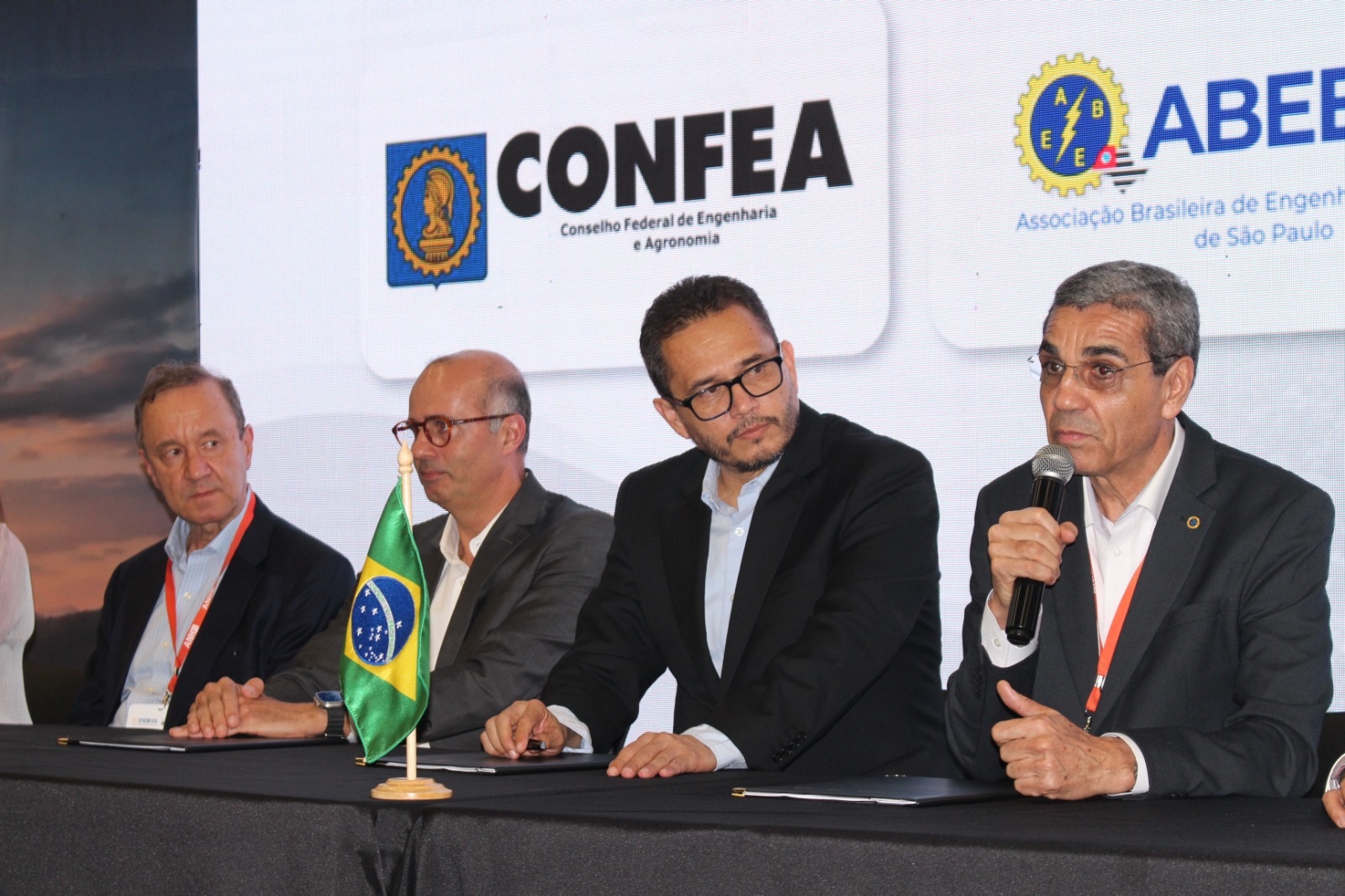 Presidente da ABEE, eng. Ricardo Nascimento, durante sua apresentação no Enercol