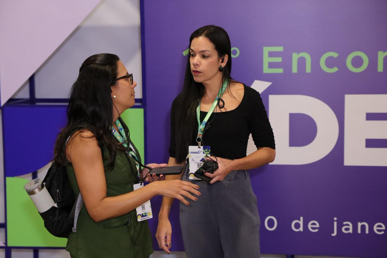 Assessora da presidência Érica Tenile e publicitária Sílvia Girardi conversam durante o último dia do Encontro de Líderes