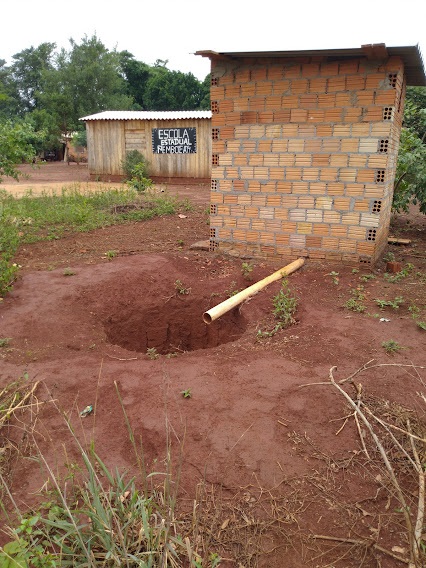 Esgoto a céu aberto em escola indígena de Guaíra (SP). Foto: Ricardo Moretti