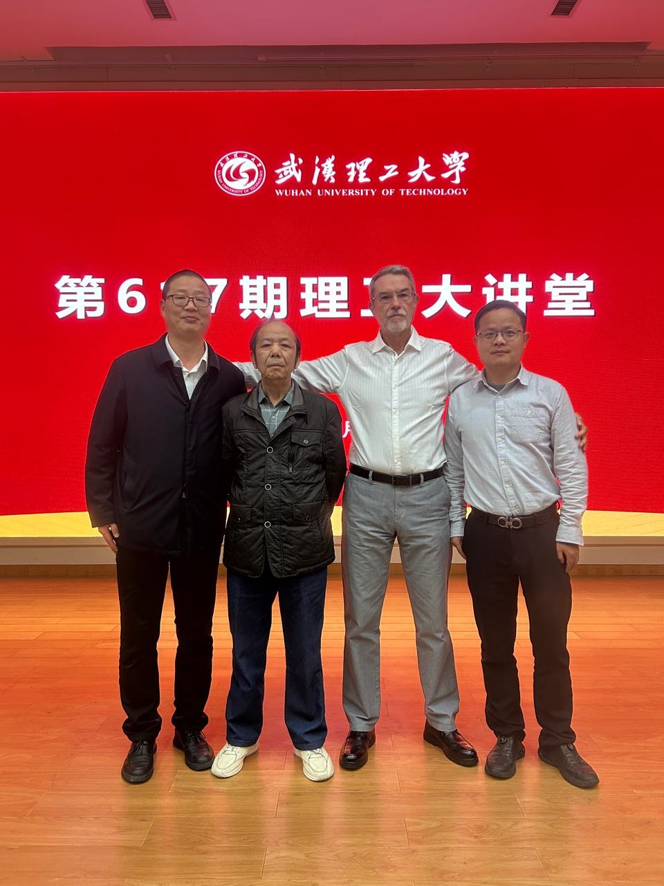 Professor Edgar Dutra Zanotto ao lado de colegas que atuam em Wuhan, na China, responsáveis pelo reconhecimento oferecido com a sua liderança em torno de um laboratório com seu nome no prestigiado centro de estudos chinês