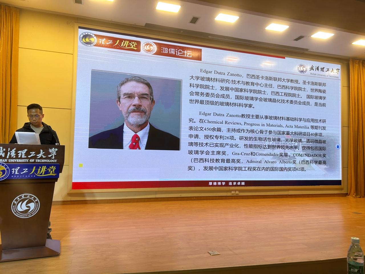 Edgar Zanotto sendo apresentado aos pesquisadores chineses