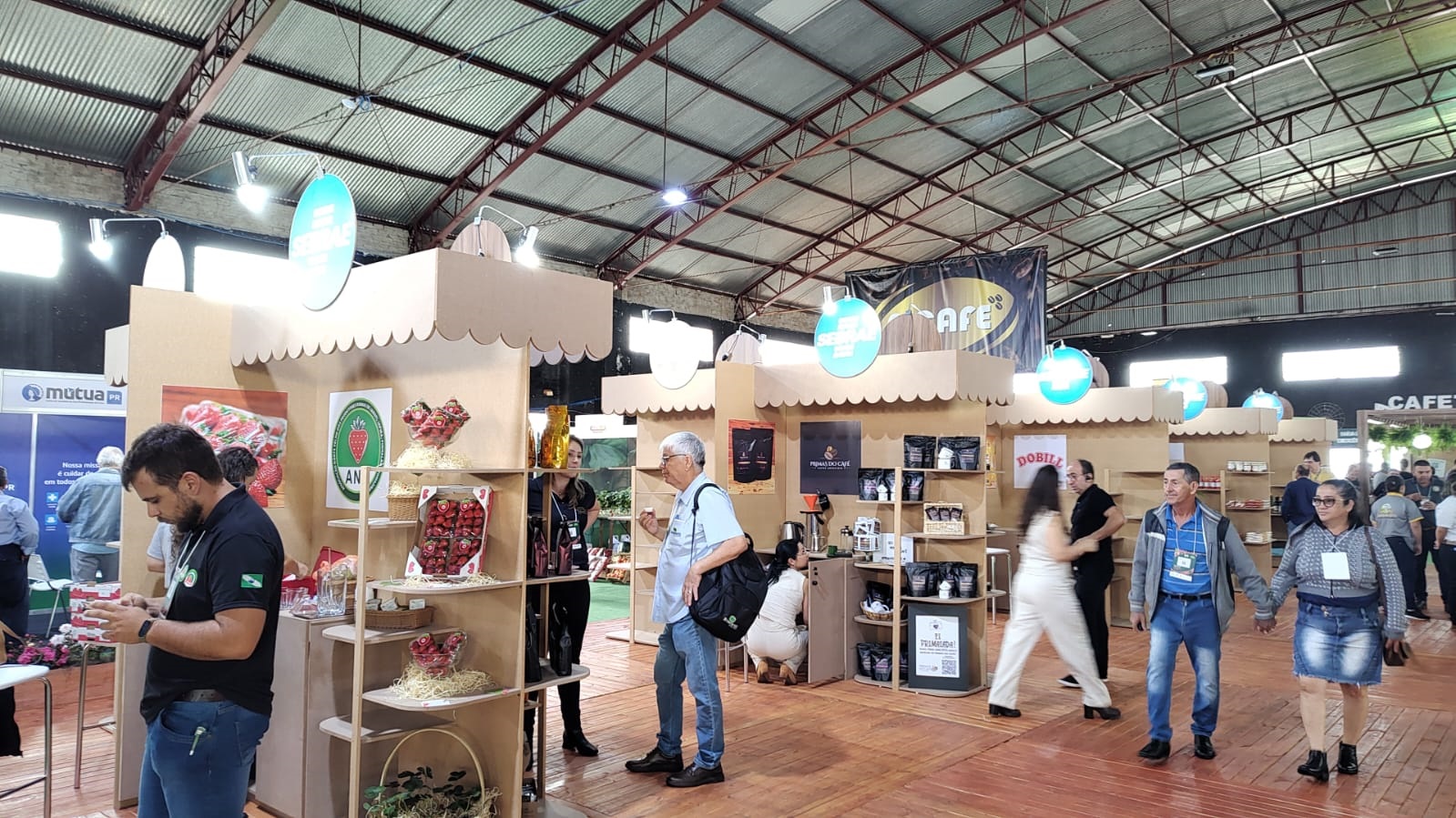 Público paranaense participa ativamente dos dois eventos, mesmo após o vendaval que prejudicou a montagem no Centro de Eventos da cidade do Norte Pioneiro do Paraná