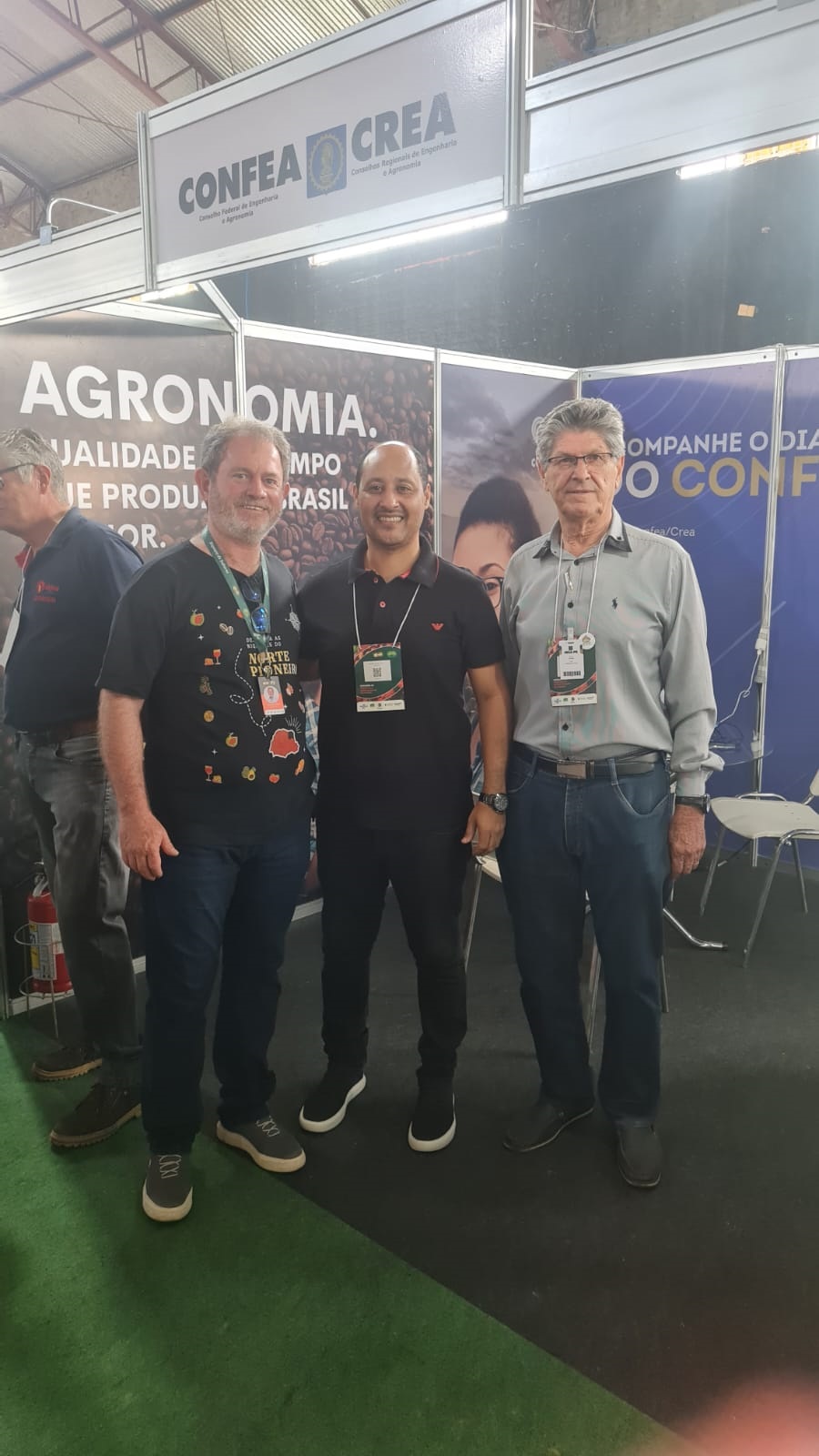 Funcionário do SetRP do Confea, Glênio Furtado, entre Odemir Capello e ex-presidente do Crea-PR, eng. agr. Nilson Cardoso