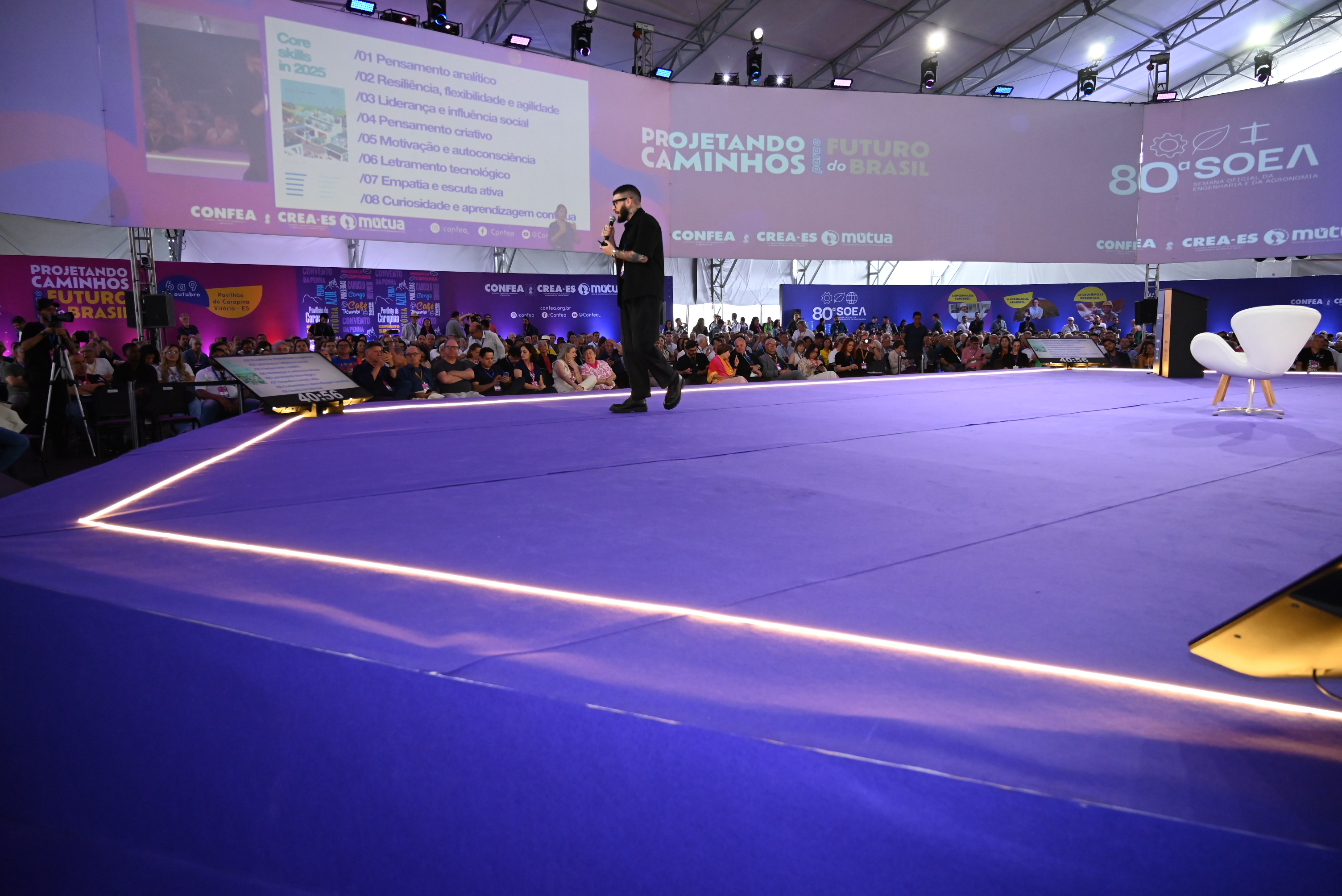 No palco 360 graus que despertou a atenção do público na Soea de Vitória, Paulo apresentou novas ferramentas e também aspectos humanos da IA
