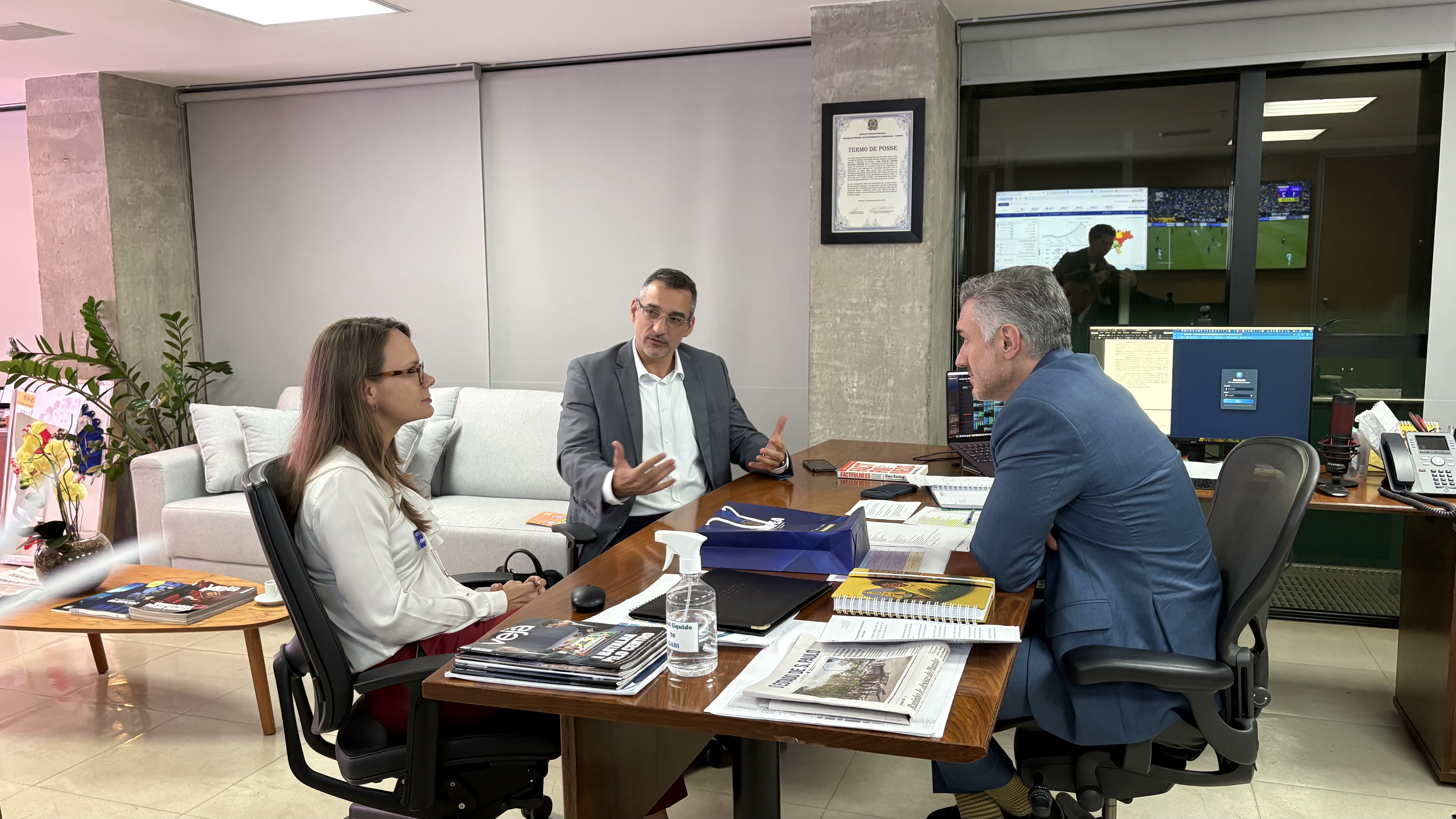 Luana Pretto, do Trata Brasil; o assessor Alexandre Borsato e o presidente Vinicius Marchese: valorização do saneamento como instrumento de desenvolvimento social