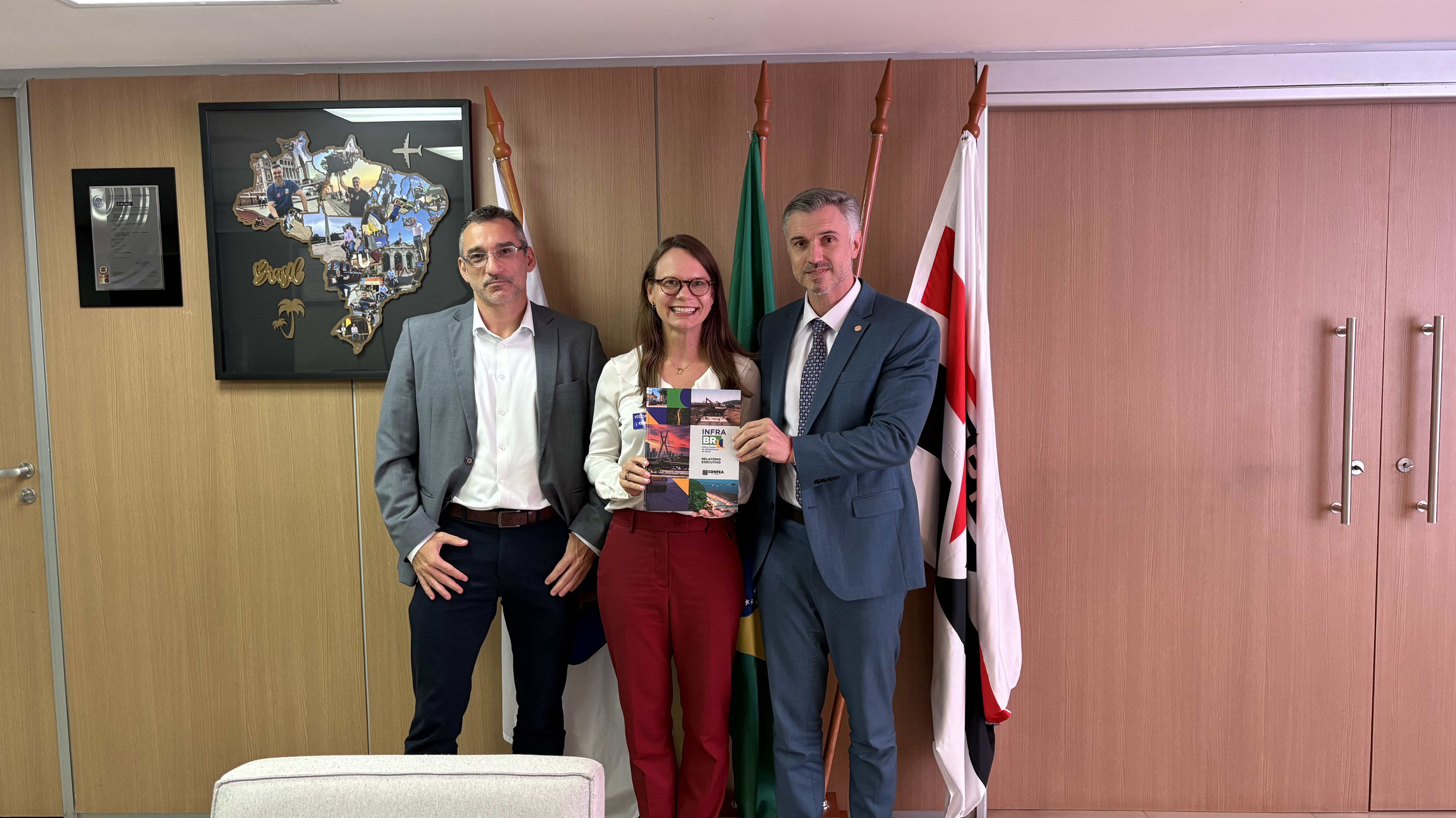 Uma versão impressa do Infra-BR foi entregue à presidente do Trata Brasil