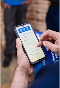Mão segurando celularO conteúdo gerado por IA pode estar incorreto.
