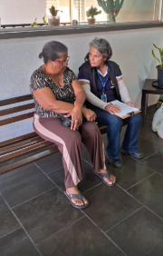 Mulher sentada com criança no coloO conteúdo gerado por IA pode estar incorreto.