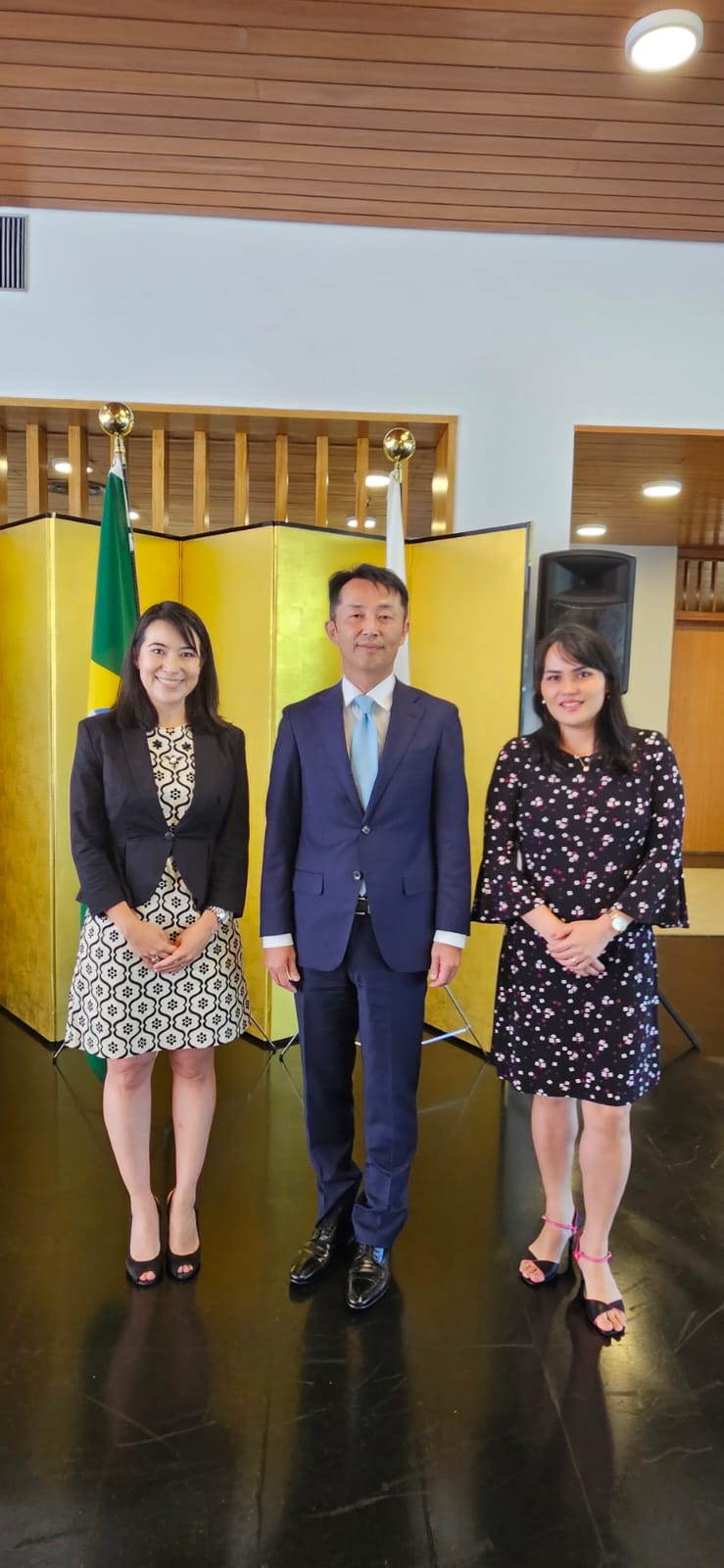À esquerda, diretora da REN Brasil Lesley Ishii Ao Centro – Embaixador Teiji Hayashi À direita, chefe Setar Confea Kaori AKagi
