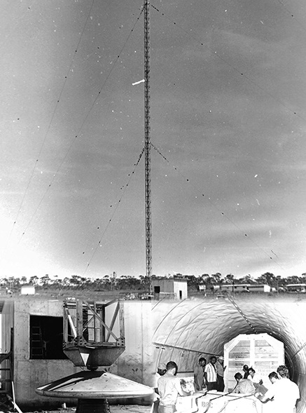 Em destaque, antena de transmissão do Parque do Rodeador em Brazlândia -DF. Abaixo, torre irradiante e logística de transporte de um dos transmissores da TV Rádio Nacional de Brasília