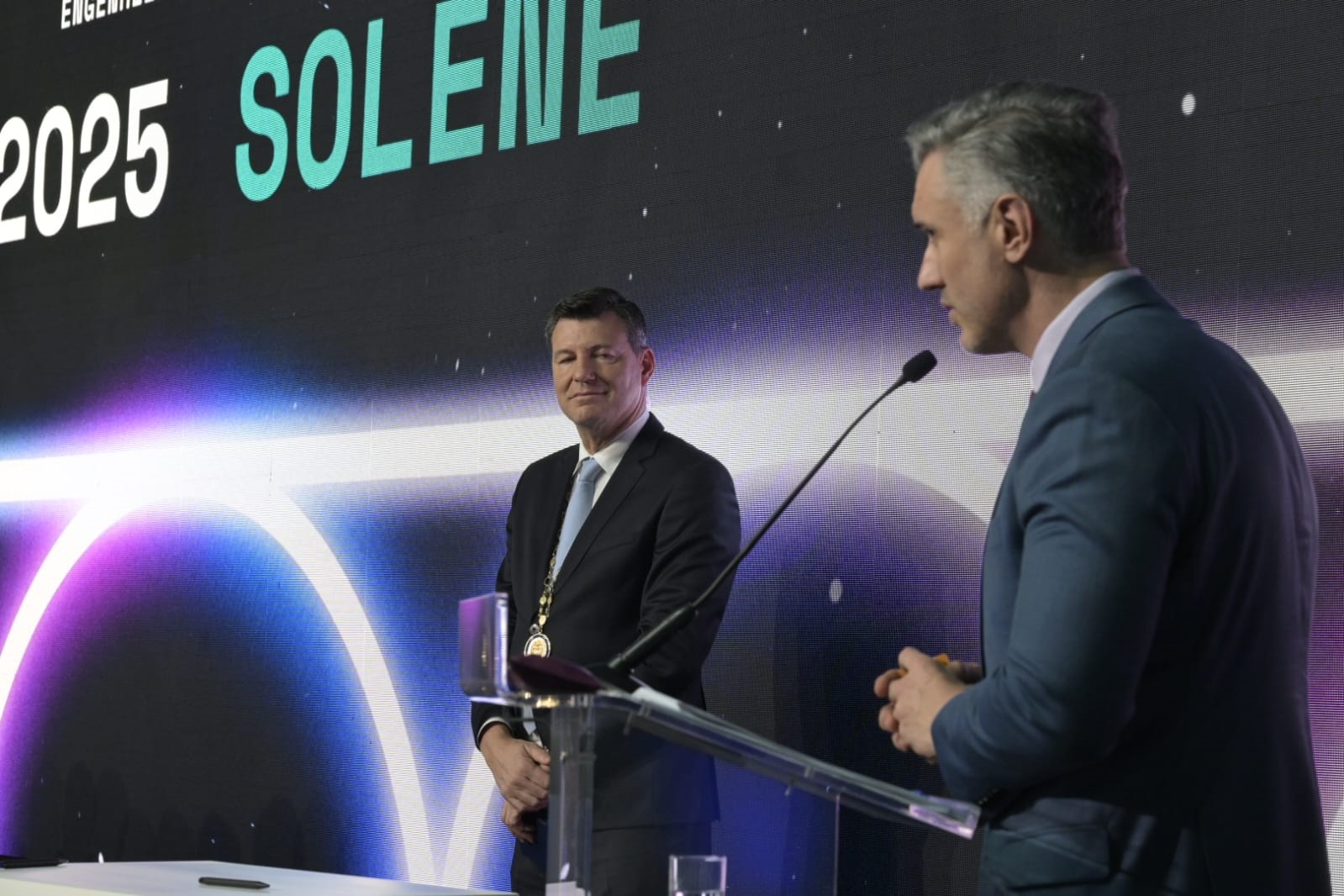 Presidente Vinicius Marchese lembrou o orgulho de receber o registro profissional, ao compartilhar a experiência com o bastonário português na cerimônia de 89 anos da Ordem dos Engenheiros