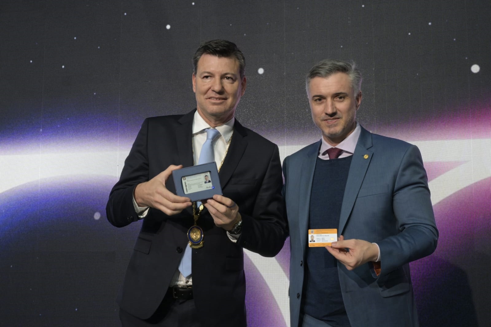 Bastonário Fernando Santos recebe registro simbólico no Crea-SP, enquanto presidente Vinicius Marchese recebe cédula na Ordem dos Engenheiros: reciprocidade já ajudou oito mil profissionais