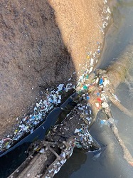 Plástico no rio