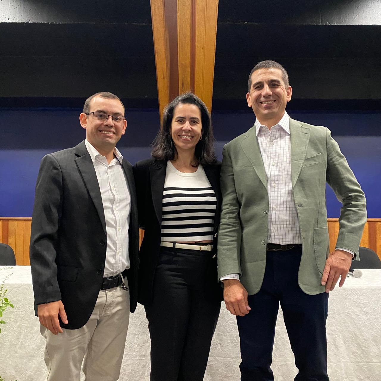 Professor Renato Paiva de Lima (Unicamp), ao lado da professora Karina Maria Vieira Cavalieri-Polizeli (UFPR) e do professor Diogenes Luis Antille (CSIRO, Austrália), durante o evento