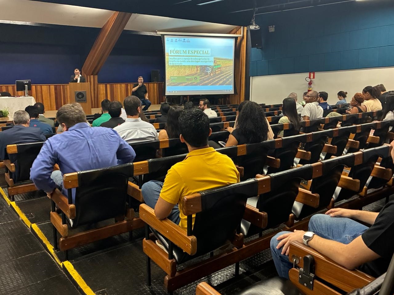 Participantes do fórum especial organizado pelos professores Renato Paiva e Zigomar Menezes no Centro de Convenções de Campinas: novos rumos para a relação Solo-Máquina