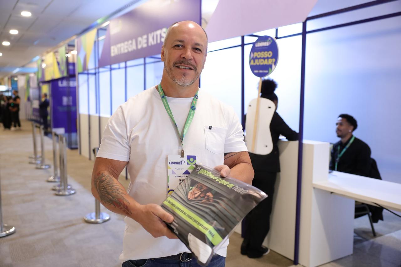 Sandro Garrido participou da distribuição de mais de 1400 kits para receber os participantes do Encontro