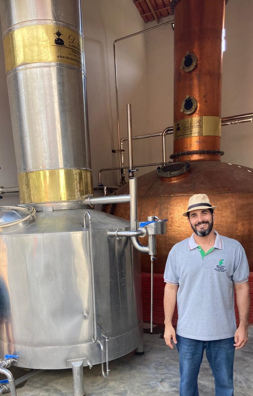 Felipe na fábrica da Seleta, uma das tradicionais fábricas de cachaça da região de Salinas: destilador com capacidade de15 mil litros por alambicada