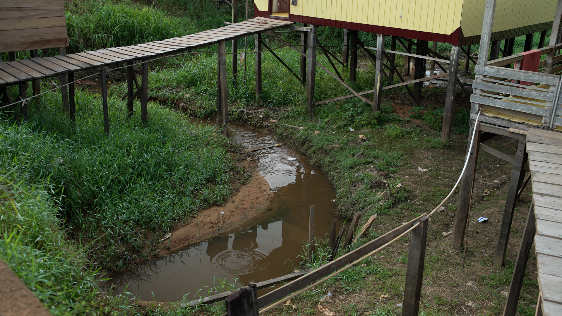 A ausência de saneamento básico é uma das constantes mais presentes em diversos municípios brasileiros