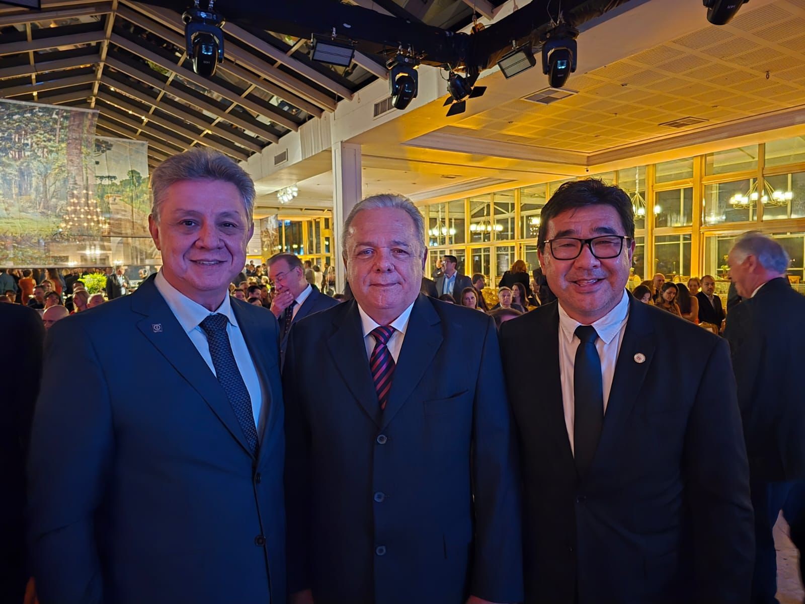Conselheiro federal eng. eletric. Brazil Versoza ao lado do novo presidente do Sinduscon-PR, eng. civ. Marcelo Braga, e do deputado estadual eng. agr. Jairo Tamura