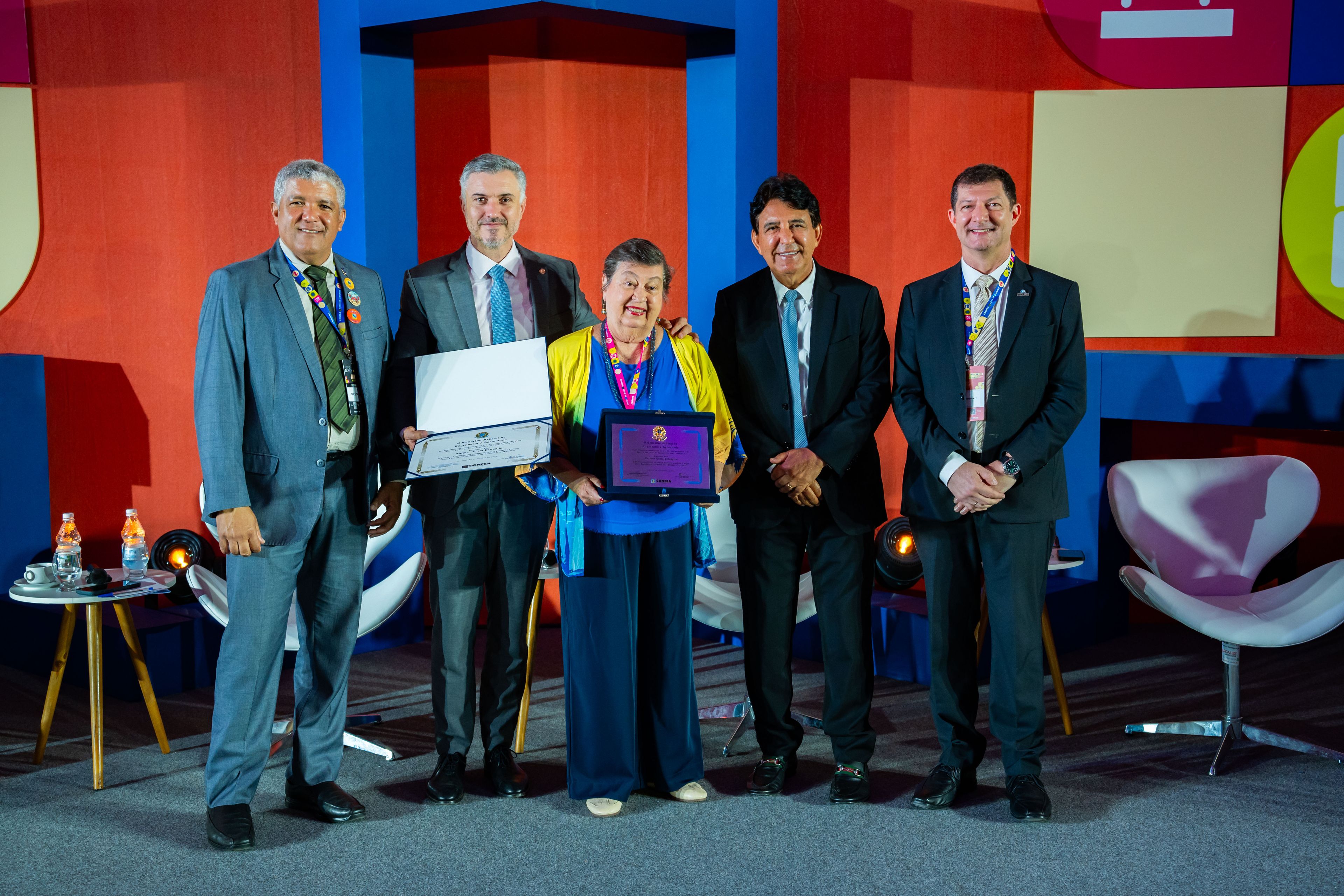 Confea homenageia cabeças que constroem o país