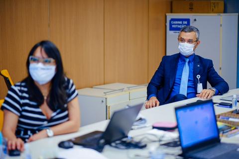 Coordenador da Comissão Temática, conselheiro federal Daltro de Deus Pereira, ao lado da assistente da comissão, eng. amb. Everlin Kaori