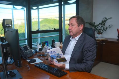 Presidente Joel Krüger debate a reedição da cartilha de laudos de avaliações, patrocinada pelo Confea em parceria com o Ibape
