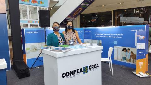 Alessandra Porto ao lado da gerente de atendimento do Crea-AL, eng. civ. Frida Gomes