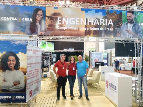 Vinicius Perin, presidente da Sudenge, ao lado de Alessandra Porto (Confea) e diretor geral da Mútua-PR, Júlio Russi do diretor da Mútua do PR, eng. civ. Júlio Russi, no estande do Confea