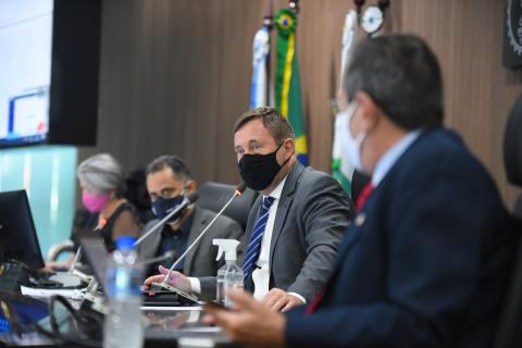 Presidente Joel Krüger conduziu os trabalhos da plenária desta quinta, com boa parte dos conselheiros presentes ao plenário do Confea