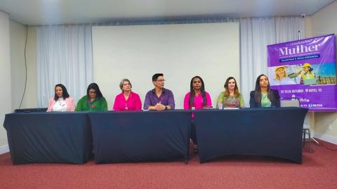Sônia Machado, representante da Mútua Tocantins; Patrícia Pinheiro Costa, master coach Integral Sistêmico; eng. civ. Lucilene Vilela, Membro do Programa Mulher; eng. civ. Daniel Iglesias, presidente do Crea-TO; eng. agr. Cleonice Alves Barbaresco, coordenadora do Programa Mulher do Crea-TO; Denise Rocha, presidente da Agência de Fomento do Tocantins, representando o Governador do Estado e Juliana Leite, assessora de Investimentos