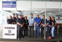 Estudantes e outros públicos presentes ao estande do Confea na Farm Show MT, como a presença do presidente do Crea-MT, eng. civ. Juares Samaniego
