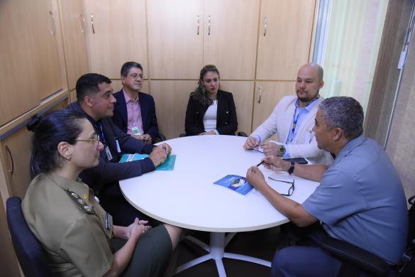 Coordenador Nacional da CCEAGRI, eng. agrim. Marcos Almeida; coordenador da CEAGRI do Crea-SP, eng. cartogr. Paulo Camargo, e vice-presidente do Crea-BA, geograf. Aline Correia, em reunião no ministério da Defesa com a coordenadora de Geoinformação, eng. cartogr. Coronel Linda Soraya Issmael, e gerente geral da Segma, ng. cartogr. Capitão de Mar e Guerra Mario Orlando de Carvalho Júnior