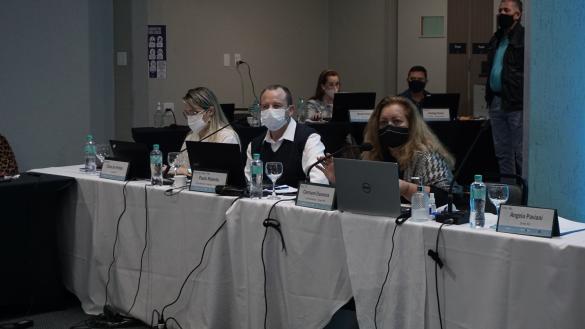 Mesa de trabalhos da reunião 