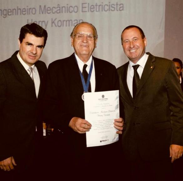 Engenheiro mecânico eletricista Harry Korman entre o ex-coordenador nacional da Coordenadoria de Câmaras Especializadas de Engenharia Elétrica, Sérgio Luiz Cequinel, e o presidente do Confea, eng. civ. Joel Krüger