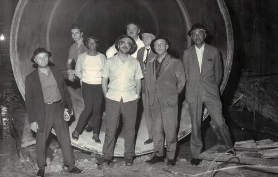 Enedina (3ª da esquerda para direita) na construção da Usina Capivari-Cachoeira