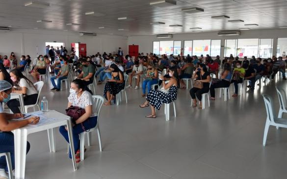 Primeiro dia da vacinação direcionada aos profissionais das Engenharias, Arquitetura e Urbanismo, no SESI Araçagi, em São Luís